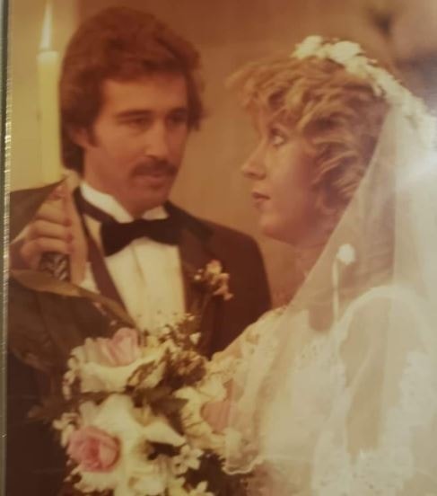 Jack Hartmann and his wife, Lisa Dixon Hartmann completed their 38th wedding anniversary in 2020. What does Hartmann's wife, Lisa do for a living?